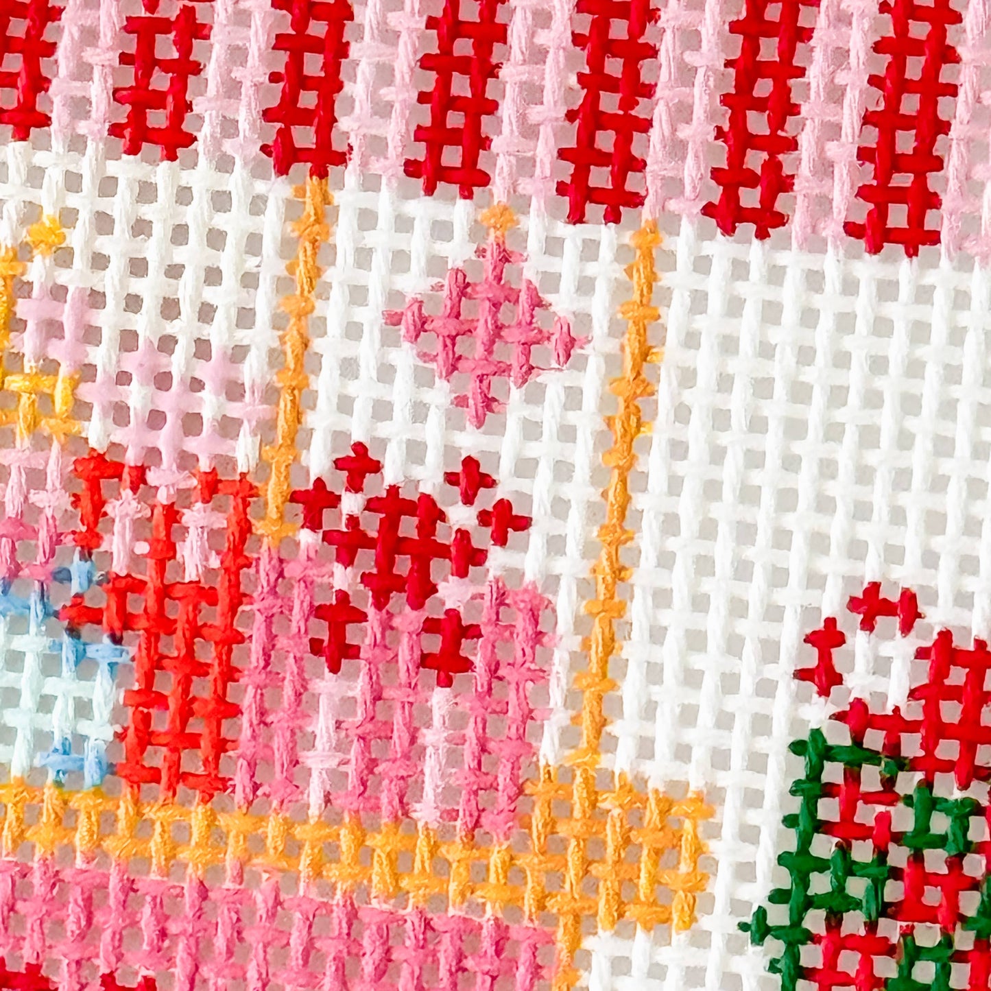 18/Christmas Trolley Cart Needlepoint Canva