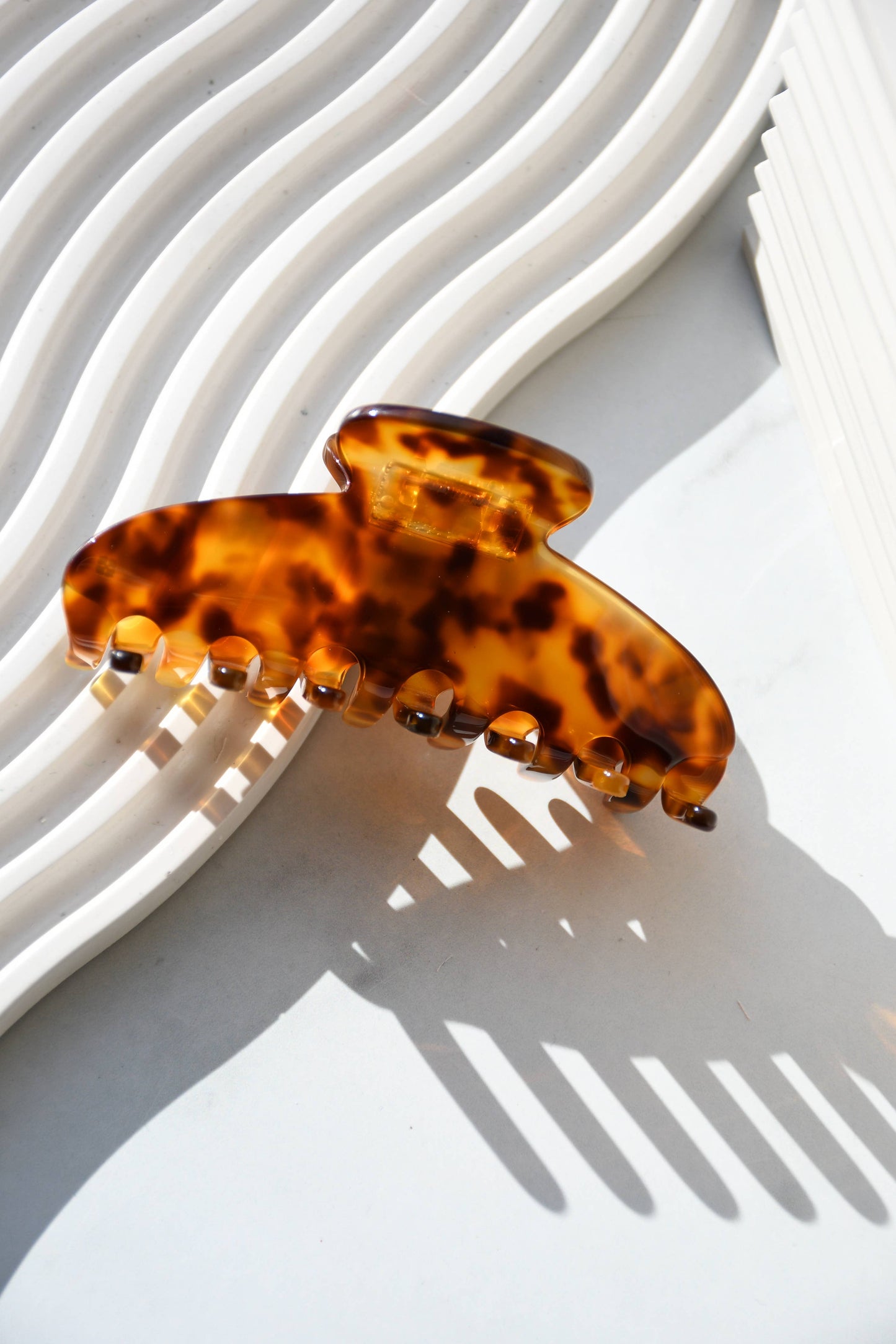 Oval Acetate Hair Claw in Classic