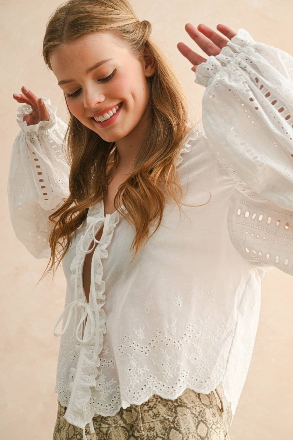 EMBROIDERY DETAIL LONG SLEEVE BLOUSE: White / L