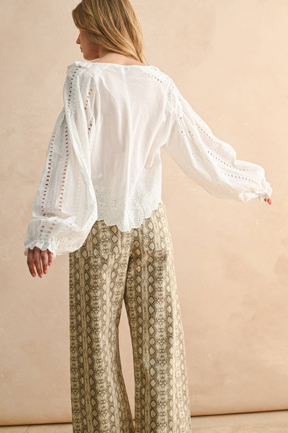 EMBROIDERY DETAIL LONG SLEEVE BLOUSE: White / L