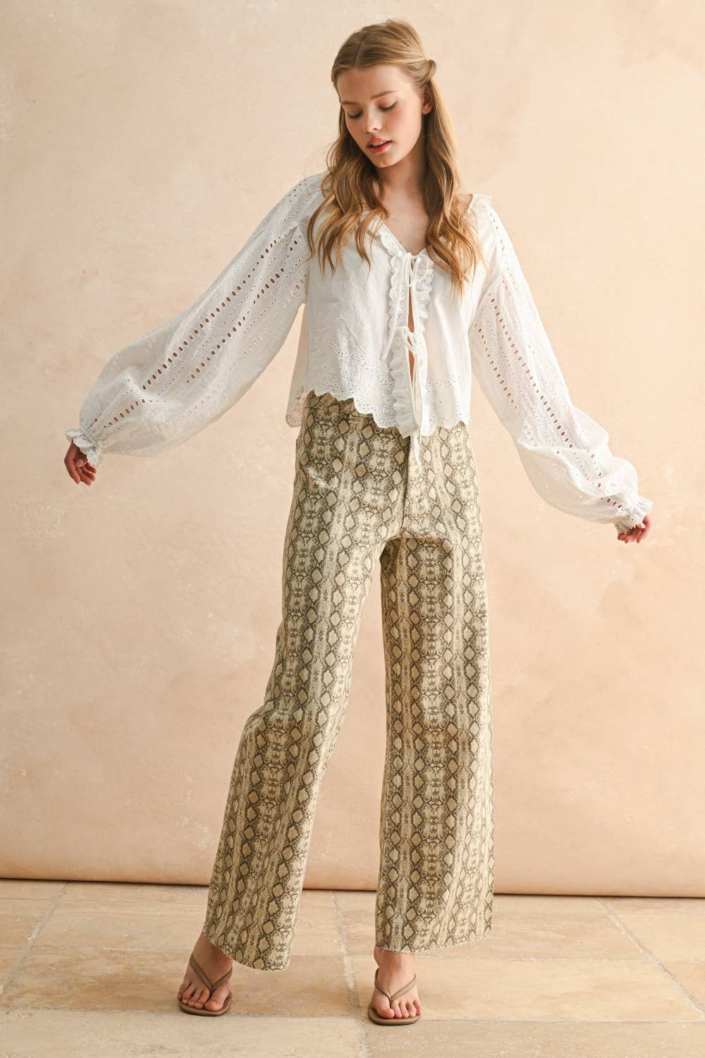 EMBROIDERY DETAIL LONG SLEEVE BLOUSE: White / L