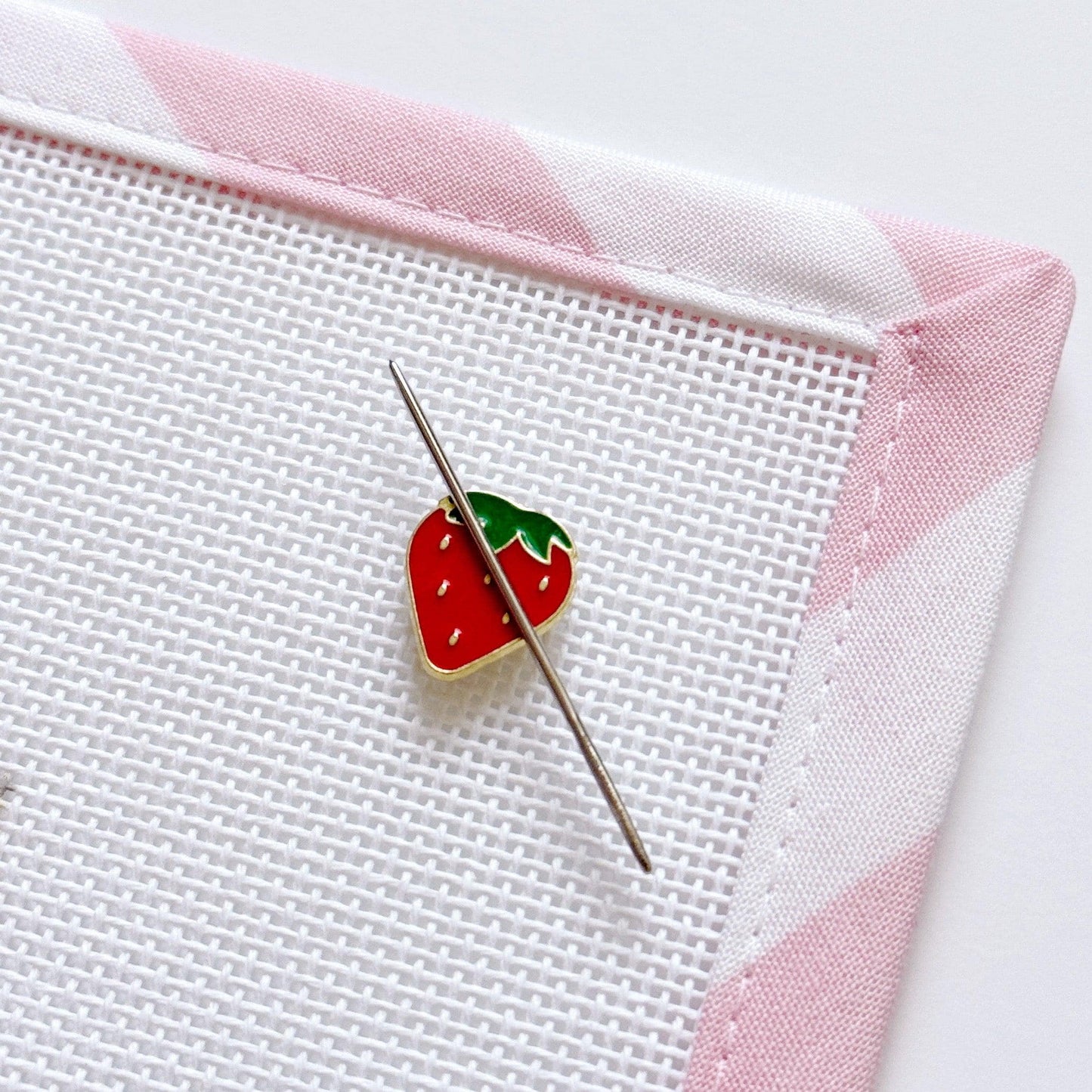 Mini Strawberry Needle Minder | Magnetic Needle Holder